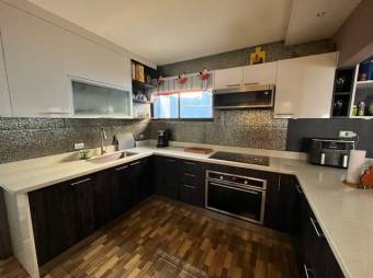 Se vende espaciosa casa con terraza en Guadalupe San José 25-588