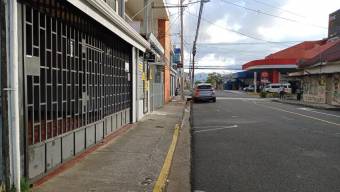 Se vende casa con uso de suelo mixto en San Pedro San José 24-1415