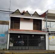 Se vende casa con uso de suelo mixto en San Pedro San José 24-1415