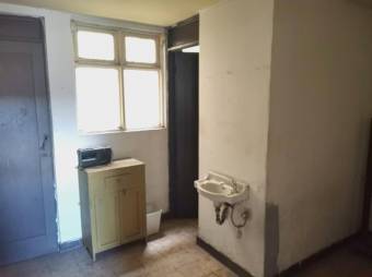 Se vende casa con uso de suelo mixto en Merced San José 25-593