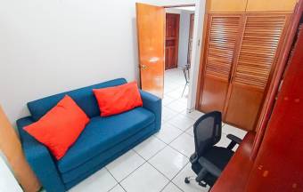 Se vende casa con apartamento y patio en Ipis San José 25-426