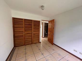 Se vende casa con apartamento y patio en Ipis San José 25-426