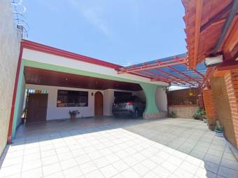 Se vende casa con apartamento y patio en Ipis San José 25-426