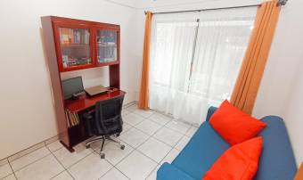 Se vende casa con apartamento y patio en Ipis San José 25-426