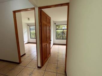 Se vende casa con apartamento y patio en Ipis San José 25-426