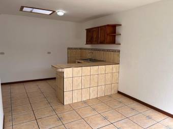 Se vende casa con apartamento y patio en Ipis San José 25-426