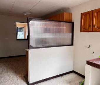 Se vende casa con uso de suelo mixto en San Pedro San José 23-1409