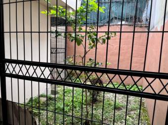 Se vende casa con uso de suelo mixto en San Pedro San José 23-1409