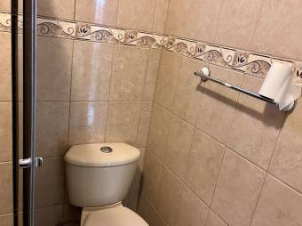 Se vende casa con uso de suelo mixto en San Pedro San José 23-1409