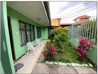 Se vende espaciosa casa con patio en Curridabat 24-1276