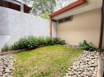 Se vende moderna casa en condominio de Uruca San José 24-317