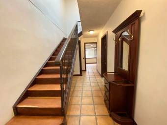 Se vende moderna casa en condominio de Uruca San José 24-317