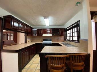 Se vende moderna casa en condominio de Uruca San José 24-317