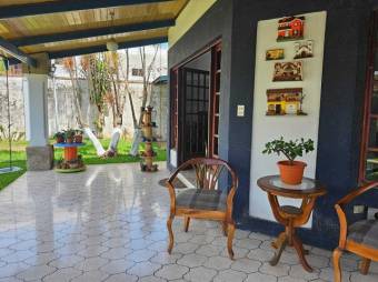 Se vende moderna casa con patio en Granadilla Curridabat 25-392