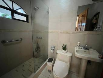 VENTA DE AMPLIA CASA DE 2 PLANTAS EN RESIDENCIAL SANTA ANA 4 HAB