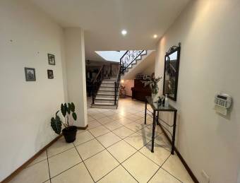 VENTA DE AMPLIA CASA DE 2 PLANTAS EN RESIDENCIAL SANTA ANA 4 HAB