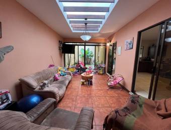 VENTA DE AMPLIA CASA DE 2 PLANTAS EN RESIDENCIAL SANTA ANA 4 HAB