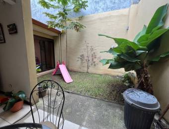 VENTA DE AMPLIA CASA DE 2 PLANTAS EN RESIDENCIAL SANTA ANA 4 HAB