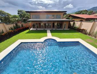 LUXURIOUS HOUSE FOR RENT WITH POOL 5 BEDROOMS CIUDAD COLON PRIVATE RESIDENTIAL