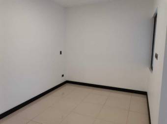 Se vende casa con patio en condominio de san Vicente Moravia 23-1588