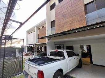 Se vende casa con patio en condominio de san Vicente Moravia 23-1588