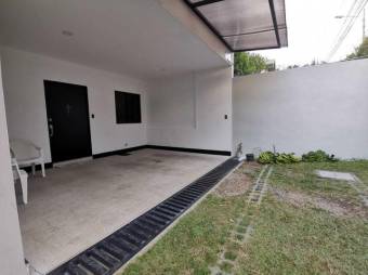 Se vende casa con patio en condominio de san Vicente Moravia 23-1588