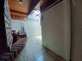 Se vende casa con patio y terraza en San Vicente Moravia 24-1703