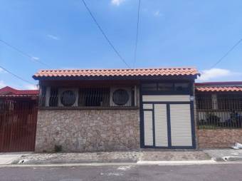 Se vende casa con patio y terraza en San Vicente Moravia 24-1703