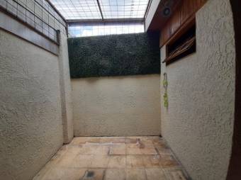 Se vende casa con patio y terraza en San Vicente Moravia 24-1703