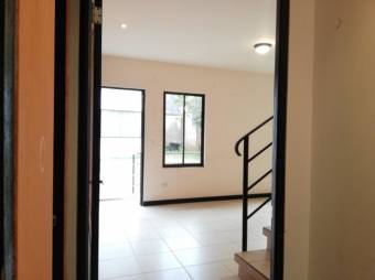 Se vende espaciosa casa en condominio de San Pedro San José 24-1126