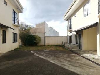 Se vende espaciosa casa en condominio de San Pedro San José 24-1126