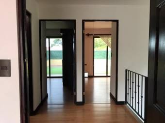 Se vende moderna casa en condominio de San Antonio San José 23-1733