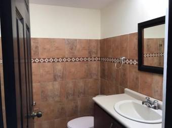 Se vende moderna casa en condominio de San Antonio San José 23-1733