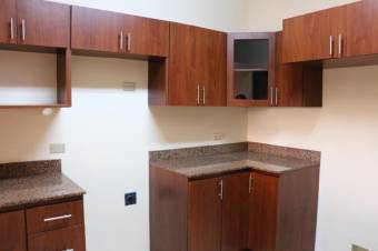 Se vende espaciosa casa en condominio de Brasil Santa Ana 23-906