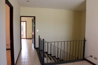 Se vende espaciosa casa en condominio de Brasil Santa Ana 23-906