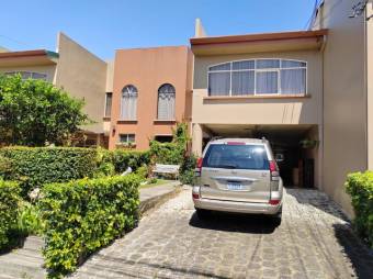 Se vende espaciosa casa en condominio de Tibás San José 24-1436