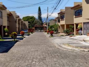 Se vende espaciosa casa en condominio de Tibás San José 24-1436