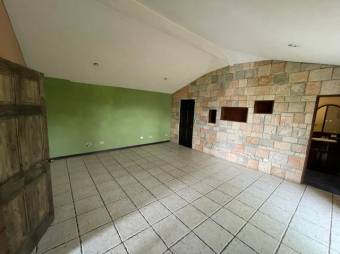 Se vende espaciosa casa con terraza en Colon de Mora 24-239