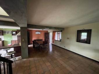 Se vende espaciosa casa con terraza en Colon de Mora 24-239