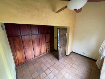 Se vende espaciosa casa con terraza en Colon de Mora 24-239