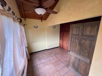 Se vende espaciosa casa con terraza en Colon de Mora 24-239