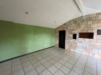 Se vende espaciosa casa con terraza en Colon de Mora 24-239