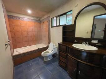 Se vende espaciosa casa con terraza en Colon de Mora 24-239