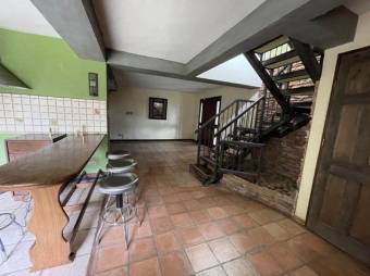 Se vende espaciosa casa con terraza en Colon de Mora 24-239