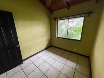 Se vende espaciosa casa con terraza en Colon de Mora 24-239