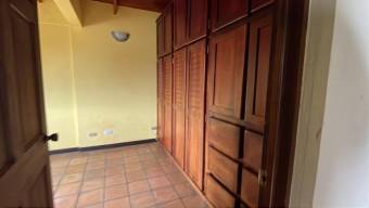 Se vende espaciosa casa con terraza en Colon de Mora 24-239