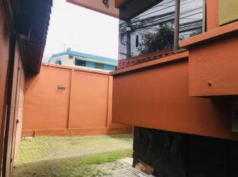 Se vende casa con uso mixto en Catedral San José 24-835