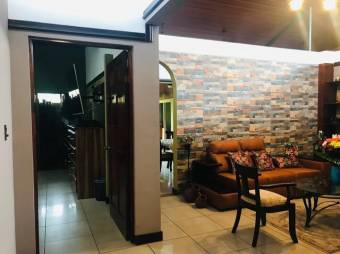 Se vende casa con uso mixto en Catedral San José 24-835