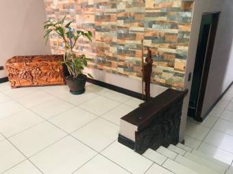 Se vende casa con uso mixto en Catedral San José 24-835