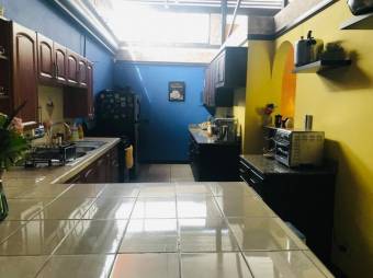 Se vende casa con uso mixto en Catedral San José 24-835